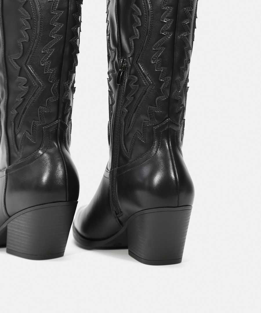 Botas cowboy bordado media caña tacón  image number null